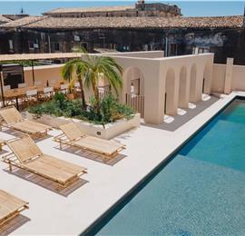3 bedroom villa with heated pool in Noto, sleeps 6